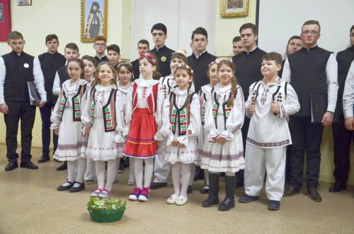 Program dedicat „Mamei”, la Liceul Ortodox din Oradea     