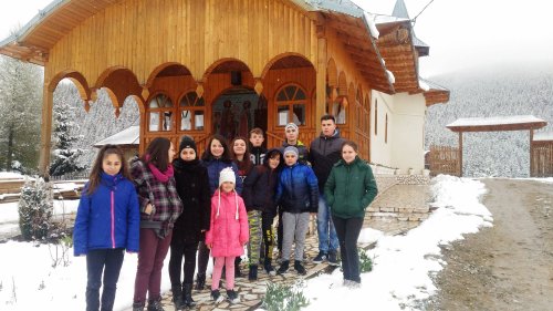 Tabără pentru adolescenți la Mănăstirea Măgura-Jina