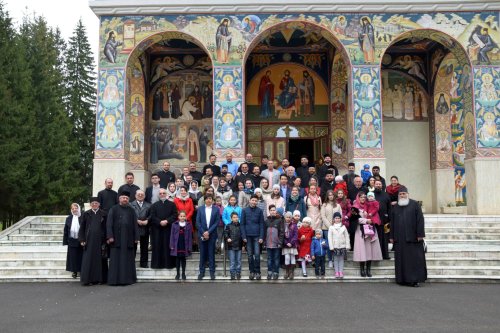 Revedere după 20 de ani a promoţiei 1997 a Seminarului Teologic de la Mănăstirea Neamţ