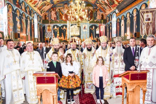 Sfințirea bisericii ortodoxe române din Apateu