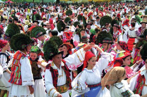 Sărbătoarea portului popular, record de participare în Bistrița Năsăud