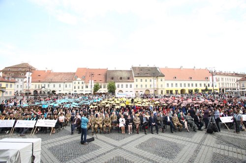 Festivitatea de absolvire a studenților în Piața Mare din Sibiu
