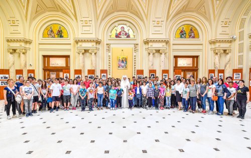 De ziua lor, 100 de copii au vizitat Palatul Patriarhiei