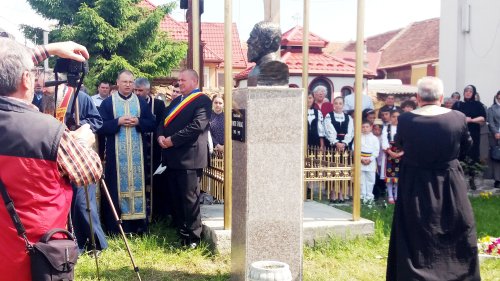 Bust al părintelui Dumitru Stăniloae, sfințit la Vlădeni, Braşov