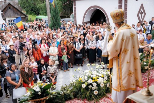 Resfinţire de biserică şi sfinţire de paraclis la Bucşoaia, Frasin