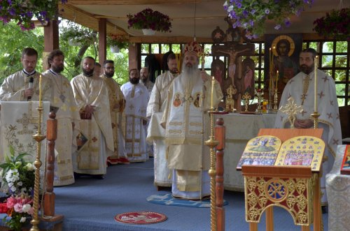 Sfinţii Români, sărbătoriţi la Mănăstirea Bucium prin Liturghie arhierească