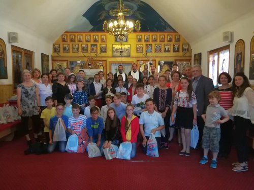 Elevii Şcolii „Mihail Sadoveanu“ din Bacău, premiaţi de Biserică