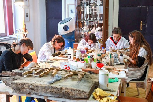Studenții de la Artă Sacră se pot pregăti în laboratoarele de restaurare ale Patriarhiei Române