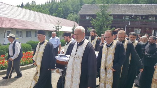 Părintele Vasile Berea, condus pe ultimul drum