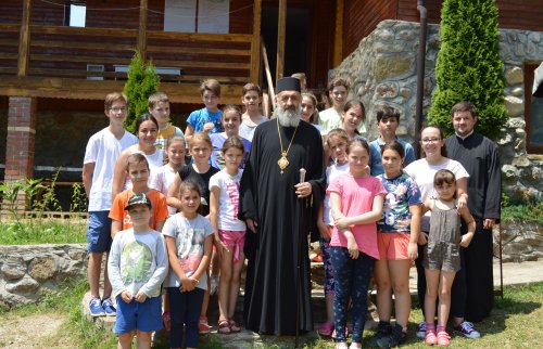 IPS Arhiepiscop Irineu, în vizită la tinerii din tabăra Cetea, Alba