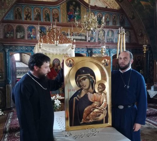 Copie după icoana făcătoare de minuni Maica Domnului „Paramythia - Mângâietoarea” din Muntele Athos, adusă la Feldioara, Brașov