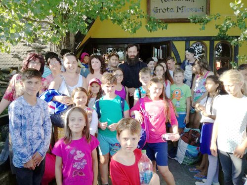 100 de copii din București, în tabără la Valea Plopului