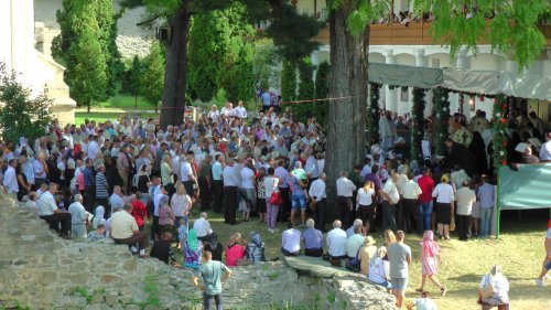 Sute de credincioşi s-au rugat împreună cu IPS Pimen la hramul Mănăstirii Slatina