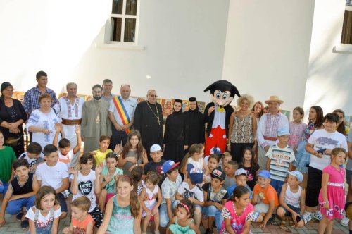 Şcoli de vară pentru copii, în tinda bisericii
