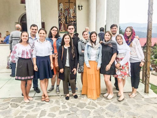 Activităţi dedicate tinerilor la Mănăstirea Caraiman