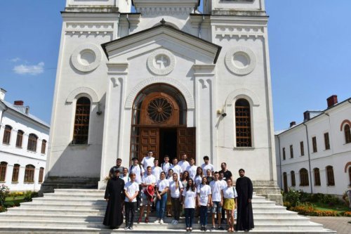 Tabăra „Tradiţie şi noutate” la Mănăstirea Bistriţa - Vâlcea