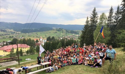 Tabără la poalele munților Călimani pentru 160 de copii
