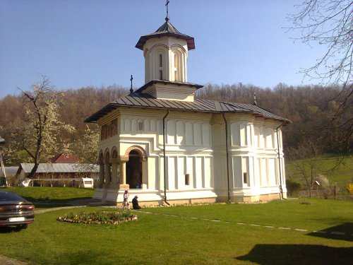 Hram la Mănăstirea Logreşti şi Biserica Harşu
