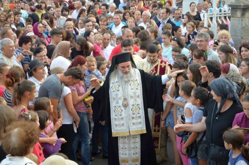 Rechizite pentru sute de copii din Bacău