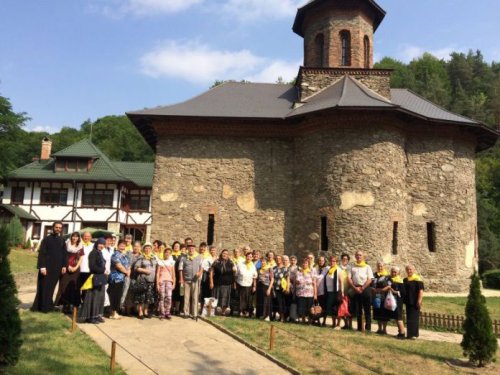 Credincioși din Cisnădie, județul Sibiu, pelerini în Banat și Moldova