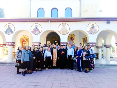 Vârstnici ocrotiţi de Filantropia Ortodoxă, pelerini în Hunedoara
