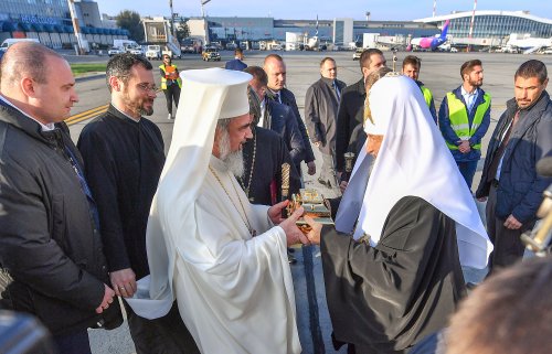 Preafericitul Părinte Kiril a fost întâmpinat pe Aeroportul Otopeni