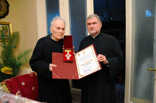 Părintele Paul Munteanu a primit Crucea Patriarhală