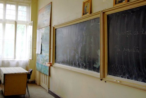 Comasări şi desfiinţări de şcoli în Bihor şi Alba