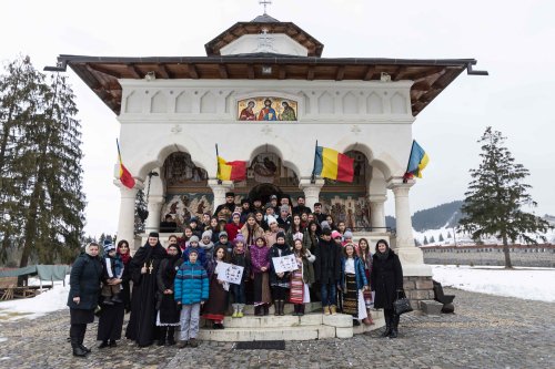 Tabără pentru 50 de tineri la Mănăstirea Izvorul Mureșului, Harghita