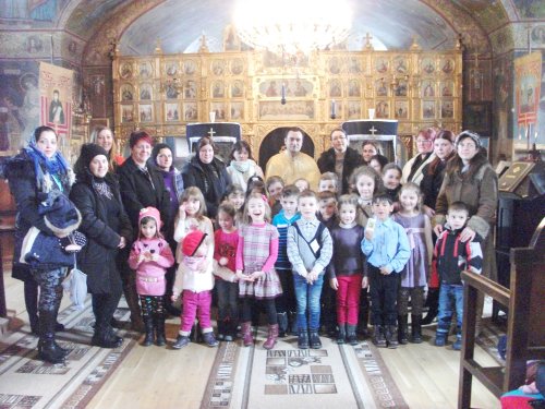 Mărțișoare oferite de copii, la biserica din Vama Buzăului