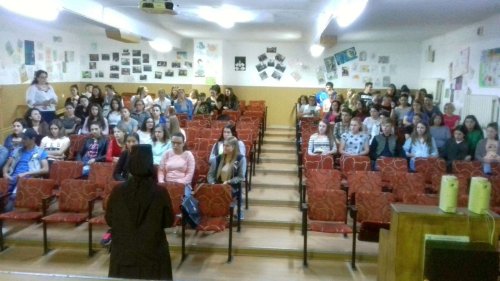 Ore de asistenţă socială predate în şcoli de studenţii Facultăţii de Teologie Ortodoxă din Iaşi