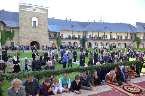 Priveghere la Mănăstirea Neamţ în cinstea sărbătorii Înălţării Domnului