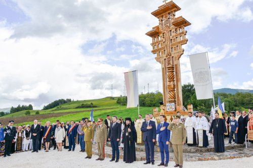 Eroii români comemorați la Crucea-monument de la Domașnea