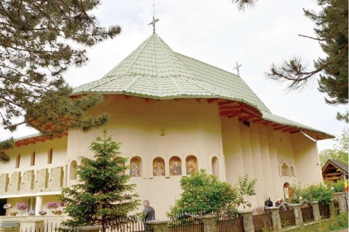 Biserica „Sfinţii Împăraţi Constantin şi Elena“ din Suceava şi-a serbat hramul