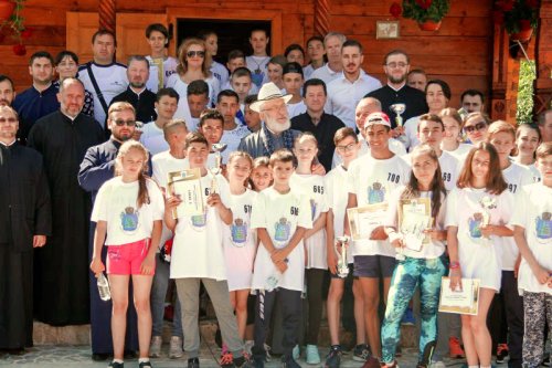 Zeci de tineri la crosul „Campionii Bucuriei” de la Pitești