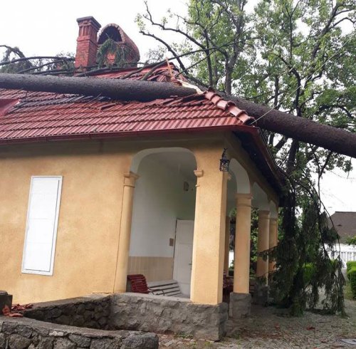 Lucrări de intervenție la Muzeul „Octavian Goga” din Ciucea, Cluj, pentru înlăturarea efectelor furtunii