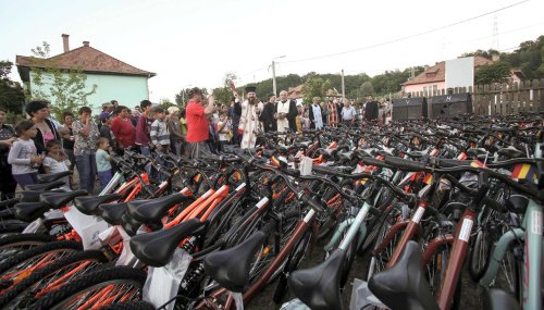 100 de copii din zona Copșa Mică - Mediaș au primit biciclete