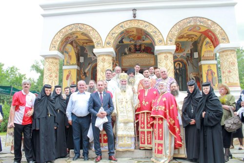 Sfinte Liturghii arhiereşti la mănăstirile Icoana şi Stănişoara