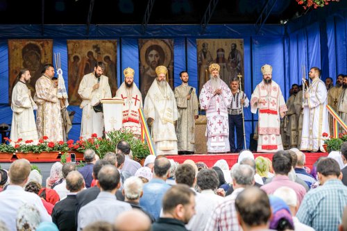 Hramul Catedralei Episcopale din Huşi: Patru ierarhi au săvârşit Sfânta Liturghie