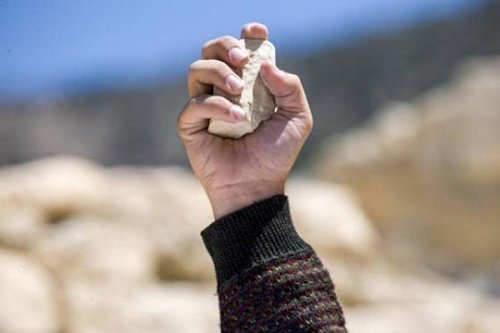Poziţia de aruncare a pietrei, la comandă, în Biserică