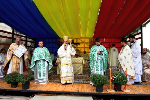 Jertfa noilor ctitori ai bisericii din Codăeşti, încununată prin slujba Sfinţirii