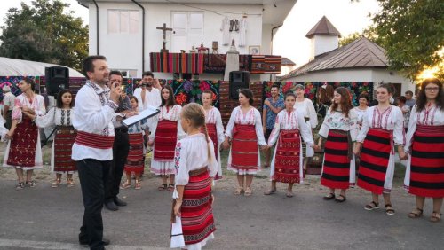 Eveniment tradiţional de joc şi cântec în parohia olteană Jieni