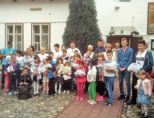 Rechizite pentru copii, oferite la Biserica Azilului din Sibiu