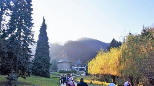 Tineri clujeni, pelerini la mănăstiri din Alba, Hunedoara, Gorj și Mehedinți