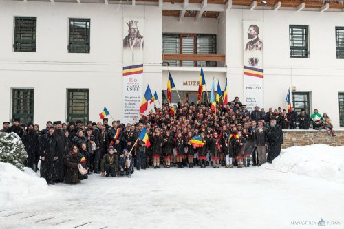 Elevii a cinci şcoli i-au  cinstit la Mănăstirea Putna pe făuritorii Marii Uniri
