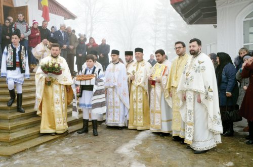 Liturghie arhierească în Dolhasca
