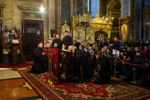 Sute de ieşeni s-au rugat la Catedrala Mitropolitană din IaşI în cea de-a doua zi a Postului Mare