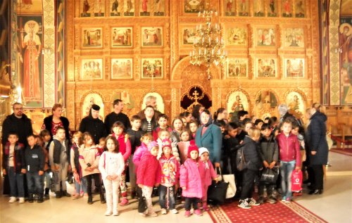 Popas pentru elevi, la Mănăstirea Timișeni, Timiș