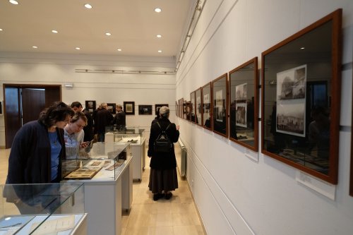 Expoziţie fotografică la Biblioteca Academiei