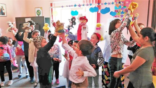 Spectacol cu păpuşi pus în scenă de copiii de la Centrul Educaţional de Zi „Sfântul Nicolae” din Alba Iulia